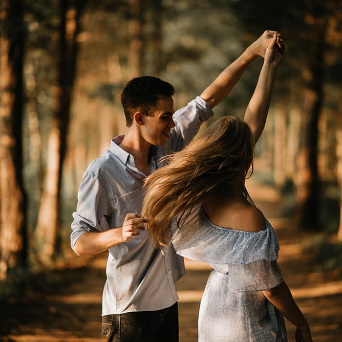 amour a distance couple qui danse sensuellement en foret